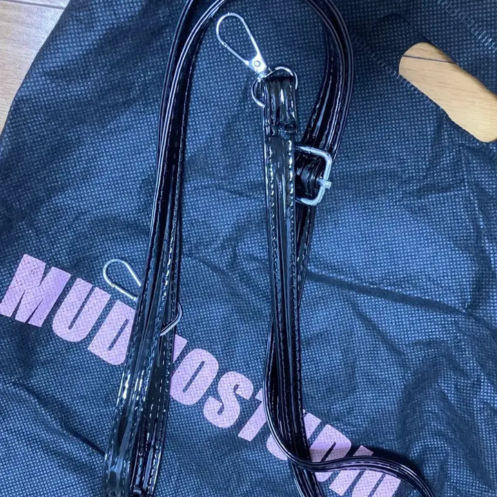 [BUNJANG] 도트무늬 원통형 에나멜 가방 / 도트무늬 원통형 에나멜 가방