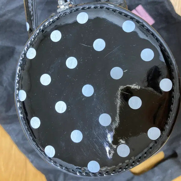 [BUNJANG] 도트무늬 원통형 에나멜 가방 / 도트무늬 원통형 에나멜 가방