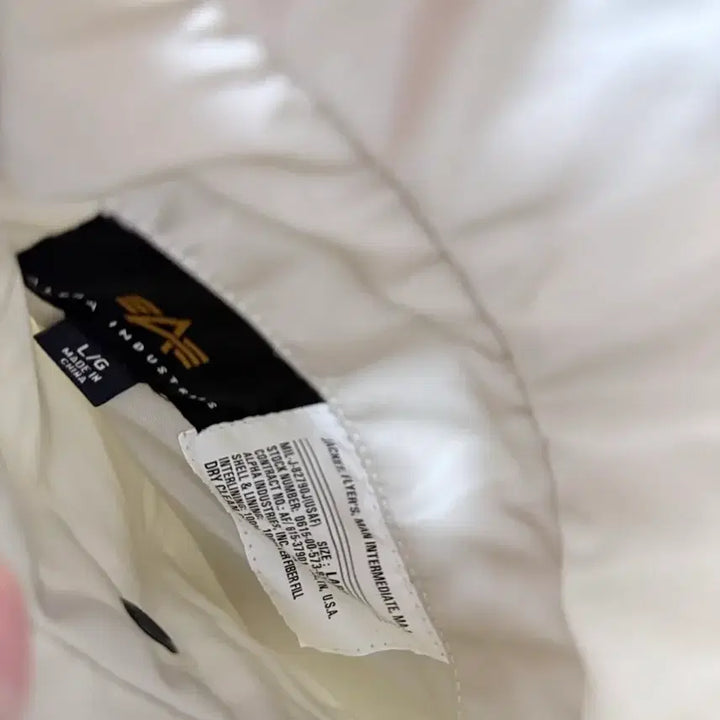 [BUNJANG] Alpha Industries MA-1 Ivory / 알파 인더스트리 MA-1 루즈핏 라글란 사이드짚 Ivory