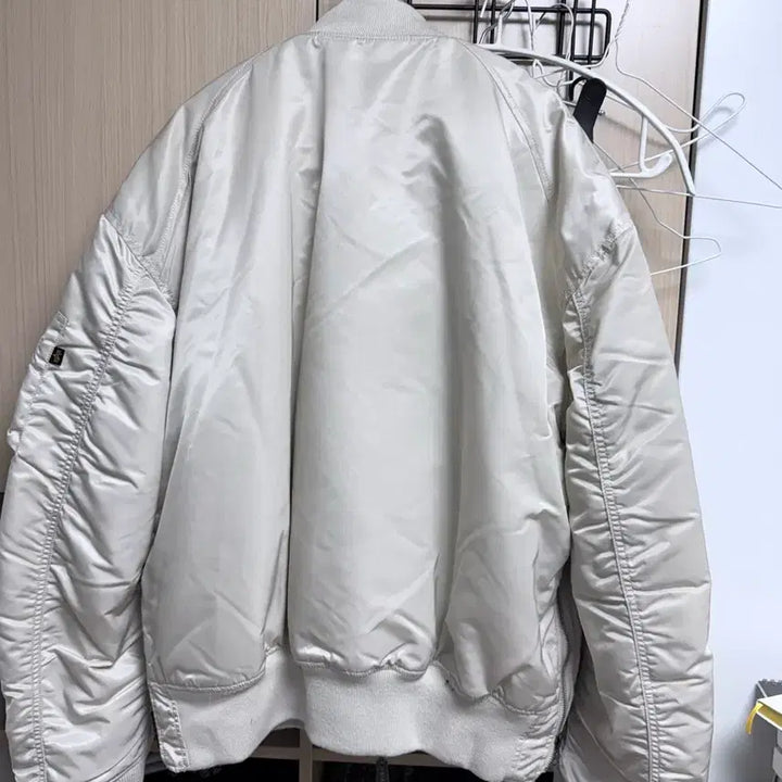 [BUNJANG] Alpha Industries MA-1 Ivory / 알파 인더스트리 MA-1 루즈핏 라글란 사이드짚 Ivory