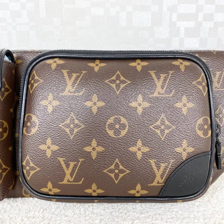 [BUNJANG] Louis Vuitton Christopher Bum Bag / 루이비통 크로스백 크리스토퍼 범백