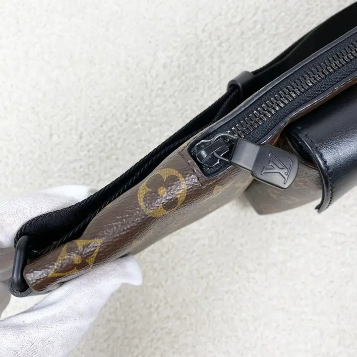 [BUNJANG] Louis Vuitton Christopher Bum Bag / 루이비통 크로스백 크리스토퍼 범백