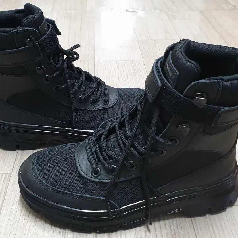 [BUNJANG] Dr. Martens Comms Tech Black Boots 240mm / 닥터마틴 콤스 테크 블랙 240mm 부츠