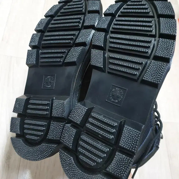 [BUNJANG] Dr. Martens Comms Tech Black Boots 240mm / 닥터마틴 콤스 테크 블랙 240mm 부츠