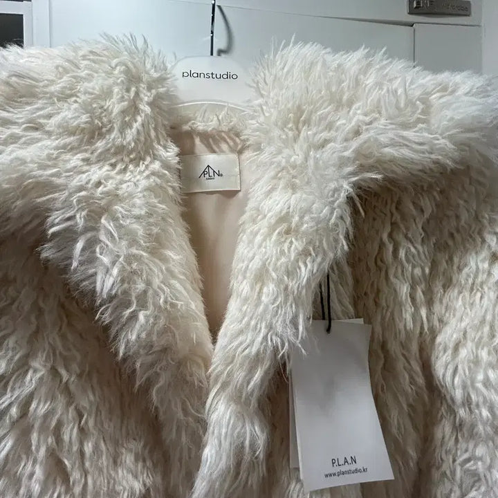 [BUNJANG] Lugh Adette Ivory Faux Fur Jacket / [완전 새제품] 루흐 아디세떼흐 하엄지 퍼 자켓 아이보리