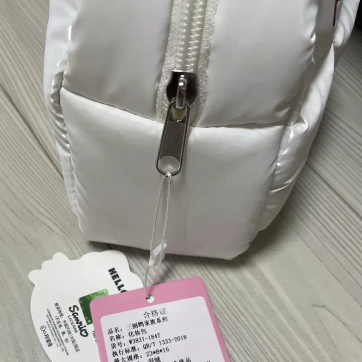 [BUNJANG] Hello Kitty Padded Clutch Pouch / 새상품)헬로키티 패딩 클러치 파우치 유광