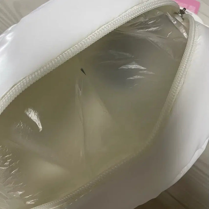 [BUNJANG] Hello Kitty Padded Clutch Pouch / 새상품)헬로키티 패딩 클러치 파우치 유광