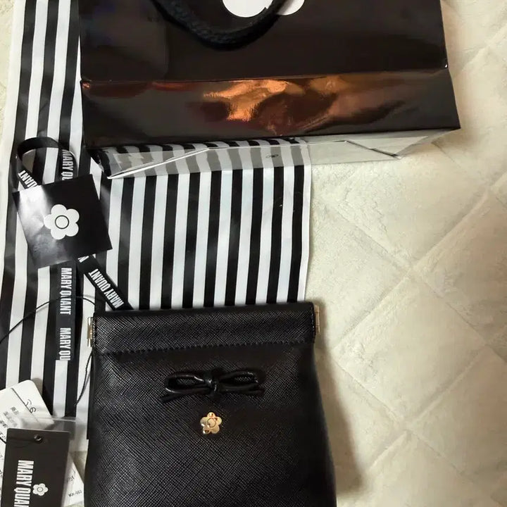 [BUNJANG] Merry Quant Ribbon Black Pouch / 메리퀀트 리본 블랙 파우치