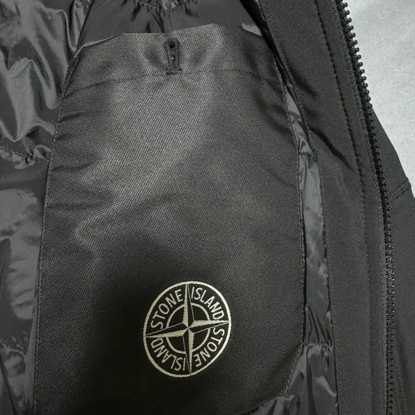 [BUNJANG] Stone Island Soft Shell Black Hooded Jacket (M) / 스톤아일랜드 소프트쉘 블랙 후드 자켓 M