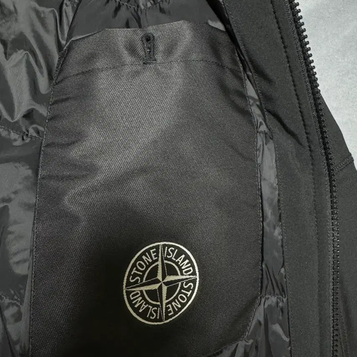 [BUNJANG] Stone Island Soft Shell Black Hooded Jacket (M) / 스톤아일랜드 소프트쉘 블랙 후드 자켓 M