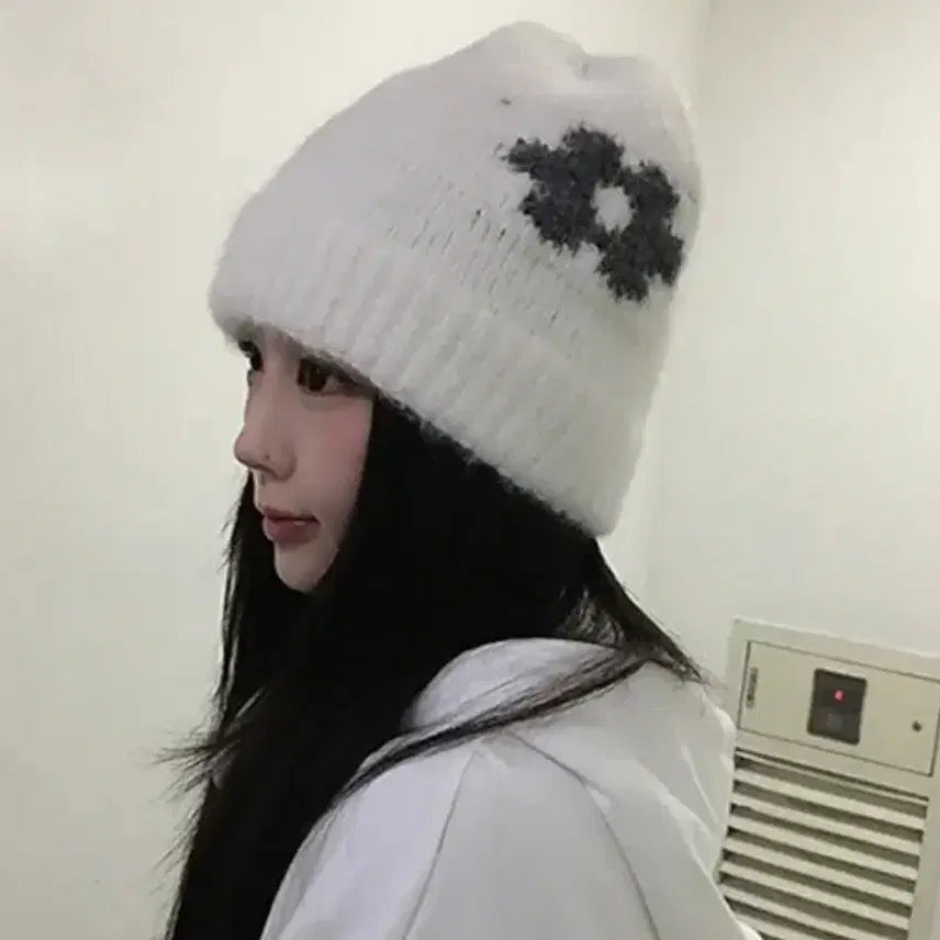 [BUNJANG] Floral White Knit Beanie Hat / 꽃무늬 흰색 니트 비니 모자