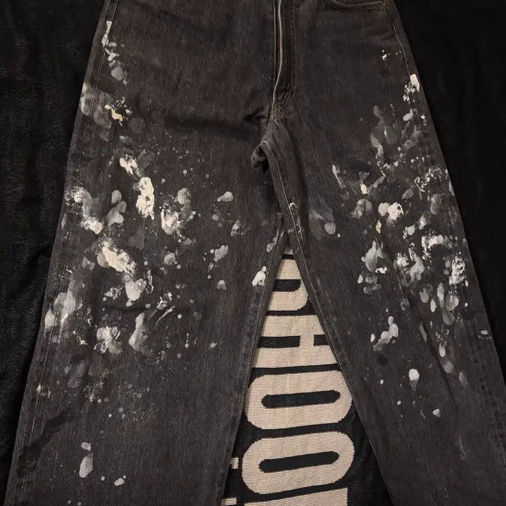 [BUNJANG] INTÉRIM Paint-Effect Denim Trousers / 인테림 밀크 페인트 배기 데님 트라우저