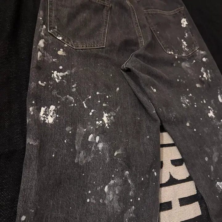 [BUNJANG] INTÉRIM Paint-Effect Denim Trousers / 인테림 밀크 페인트 배기 데님 트라우저