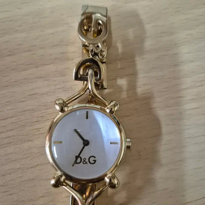[BUNJANG] D&G Gold Plated Women's Watch / D&G 금장 여성 손목시계.