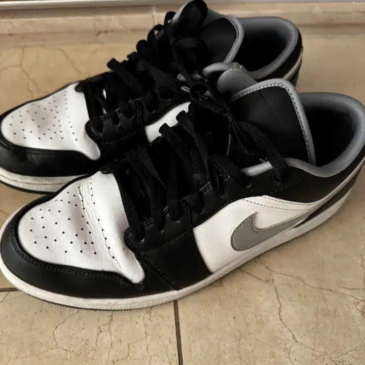 [BUNJANG] Nike Air Jordan 1 Low Black/White Sneakers / 나이키 에어 조던 1 로우 블랙/화이트