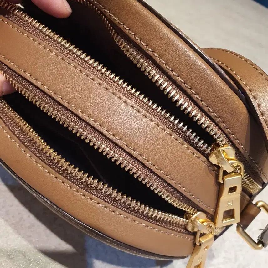 [BUNJANG] Hazzys H Pattern Shoulder Bag Brown / [헤지스] H 패턴 숄더백 브라운