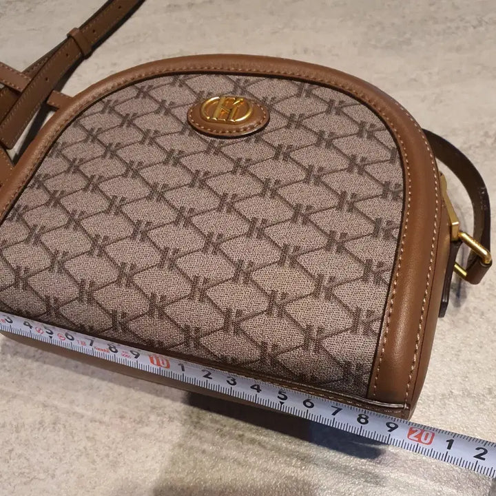 [BUNJANG] Hazzys H Pattern Shoulder Bag Brown / [헤지스] H 패턴 숄더백 브라운