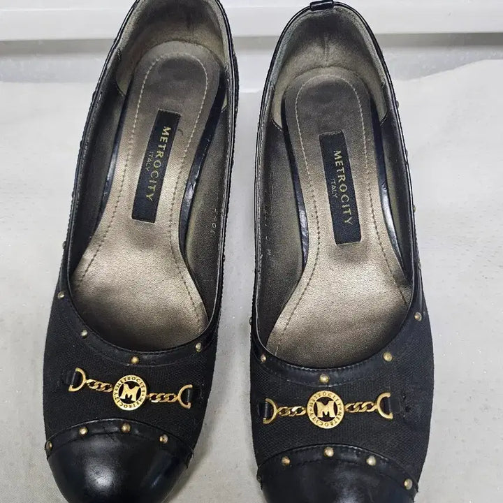 [BUNJANG] Metrocity Gold Logo Pumps Heels 240mm 5.5cm / 메트로시티 금장로그 펌프스 구두 240사이즈  5.5cm