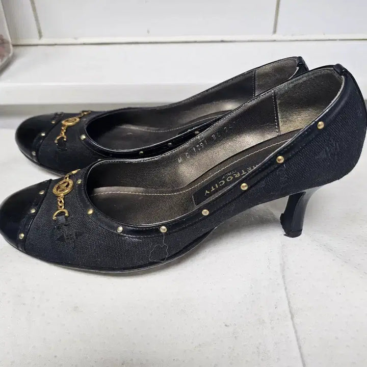 [BUNJANG] Metrocity Gold Logo Pumps Heels 240mm 5.5cm / 메트로시티 금장로그 펌프스 구두 240사이즈  5.5cm