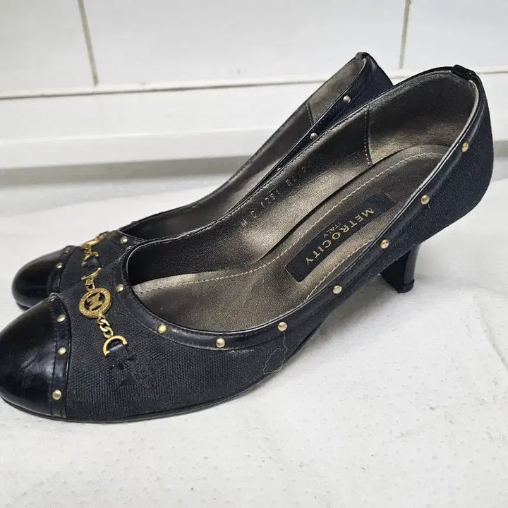 [BUNJANG] Metrocity Gold Logo Pumps Heels 240mm 5.5cm / 메트로시티 금장로그 펌프스 구두 240사이즈  5.5cm