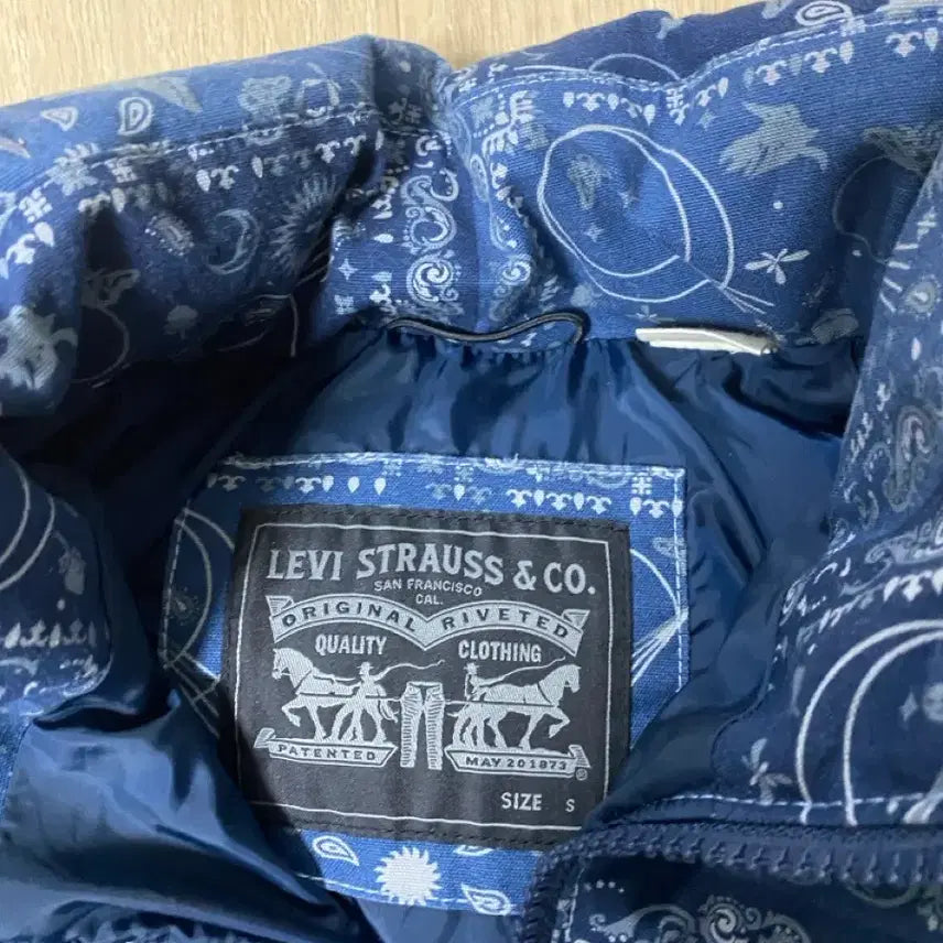 [BUNJANG] Levi's Old School Padded Jacket (Size 100) / 리바이스 올드스쿨 패딩 100