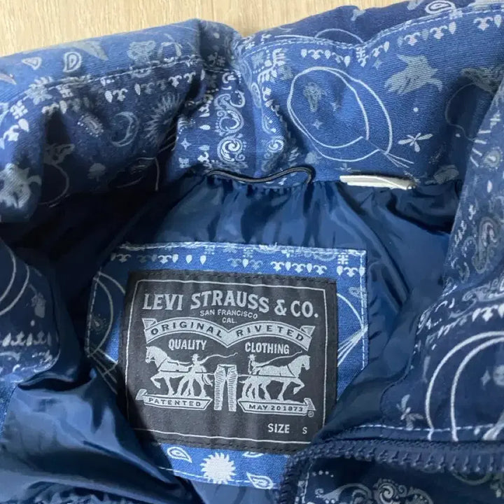 [BUNJANG] Levi's Old School Padded Jacket (Size 100) / 리바이스 올드스쿨 패딩 100