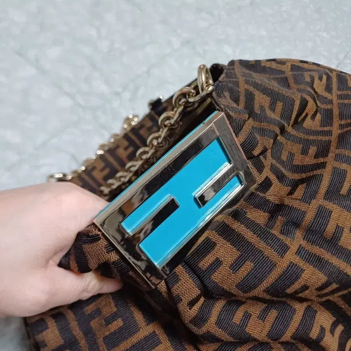 [BUNJANG] Fendi FF Logo Chain Shoulder Bag / 펜디 FF로고 체인 숄더백