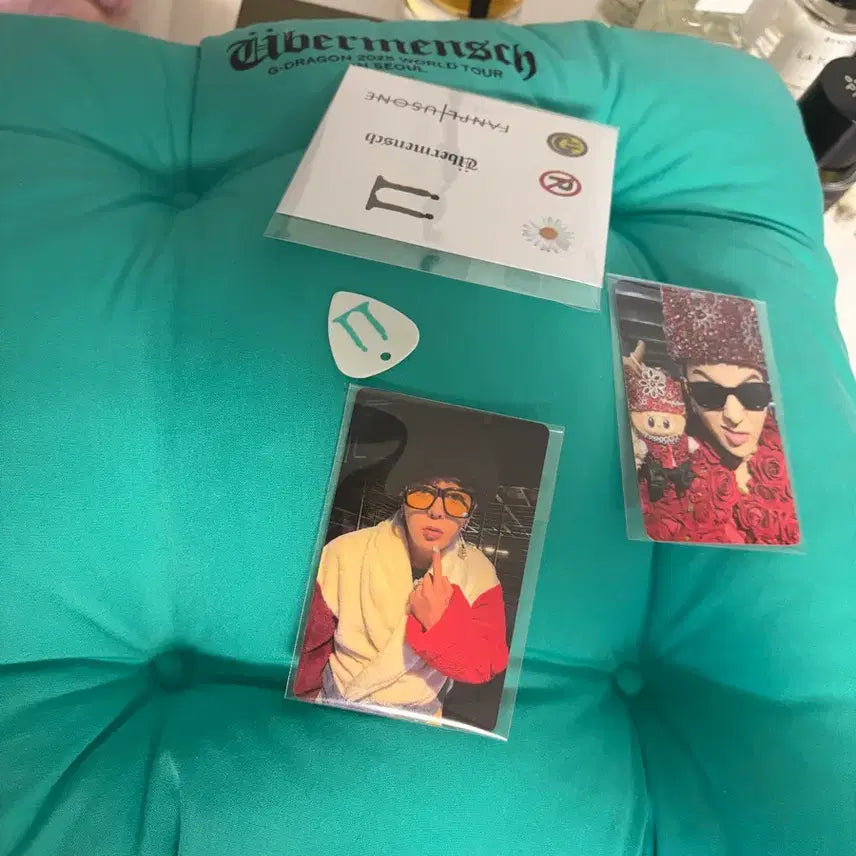 [BUNJANG] G-Dragon FAM Photocard + Pick + Sticker / 지드래곤 G-DRAGON FAM 방석 포토카드 + 피크 +스티커