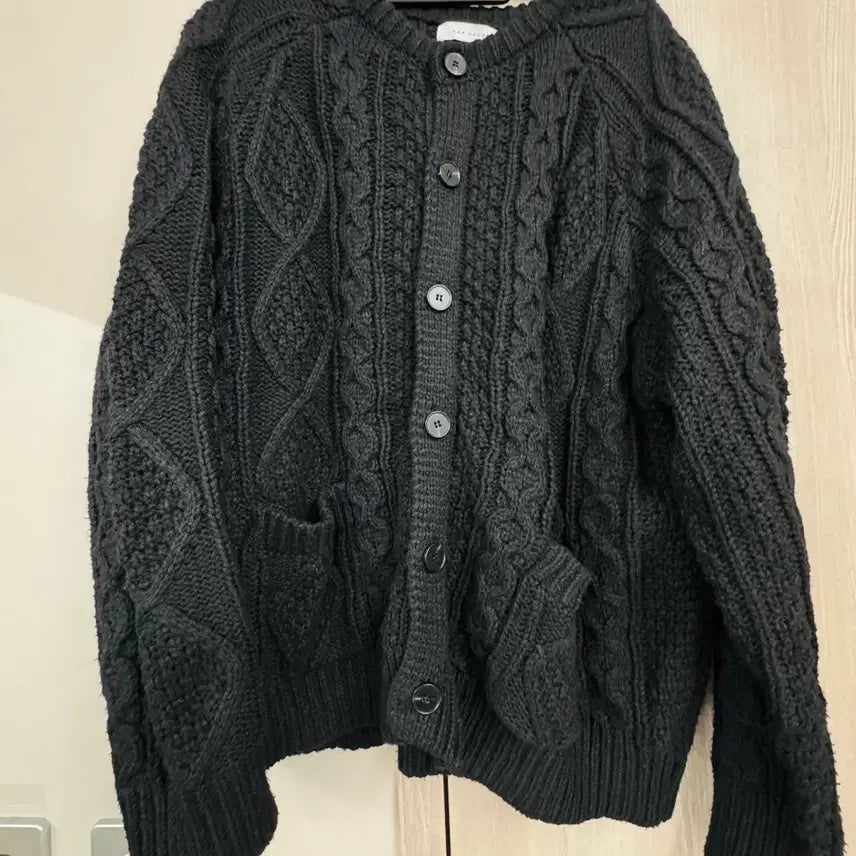 [BUNJANG] Black Cable Knit Cardigan / 블랙 꽈배기 니트 가디건