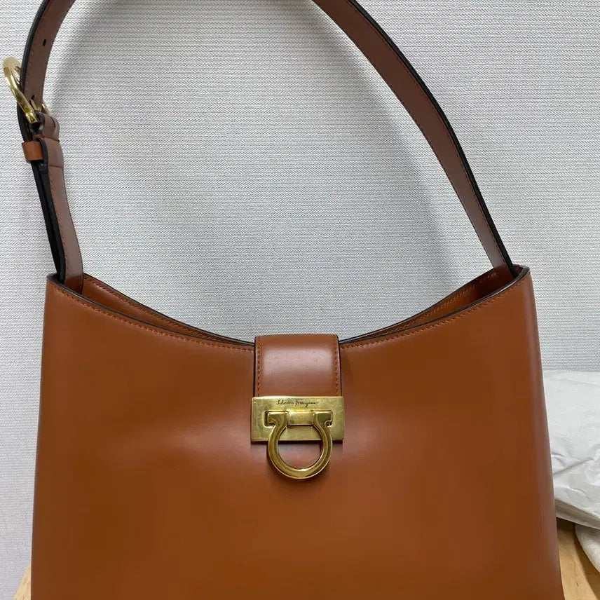 [BUNJANG] Ferragamo Tri-Folio Shoulder Bag Tan / 페라가모 트리폴리오 숄더백 탄 컬러