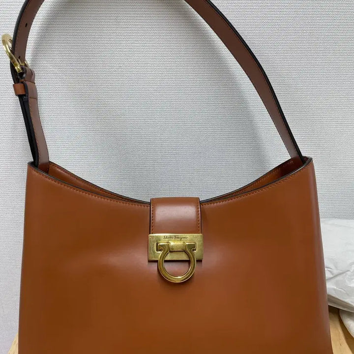 [BUNJANG] Ferragamo Tri-Folio Shoulder Bag Tan / 페라가모 트리폴리오 숄더백 탄 컬러
