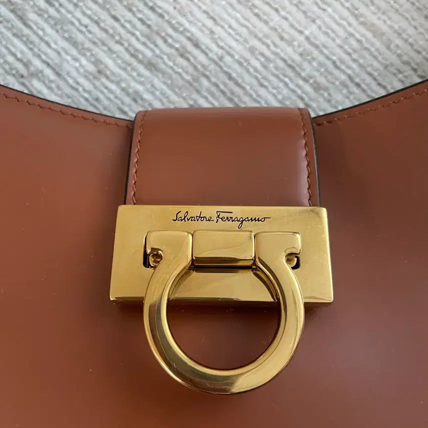 [BUNJANG] Ferragamo Tri-Folio Shoulder Bag Tan / 페라가모 트리폴리오 숄더백 탄 컬러