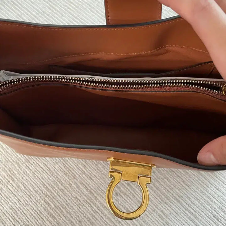[BUNJANG] Ferragamo Tri-Folio Shoulder Bag Tan / 페라가모 트리폴리오 숄더백 탄 컬러