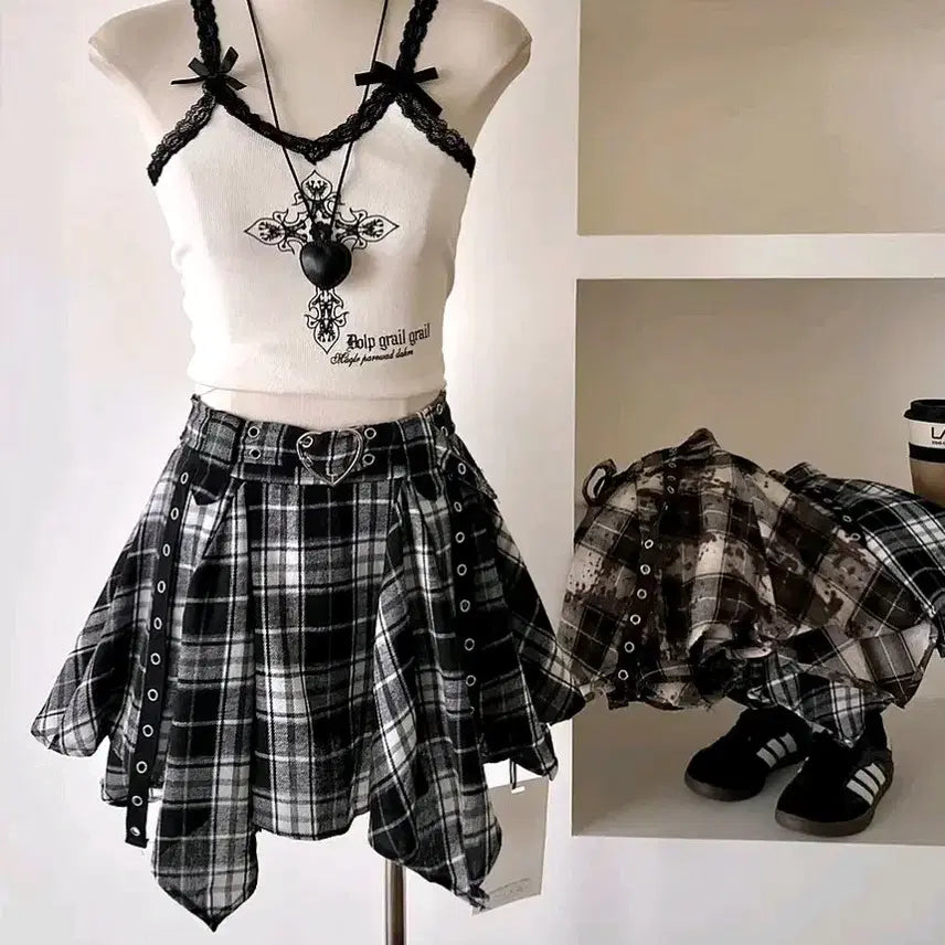 [BUNJANG] Checked Skirt with Heart Detail / [3컬러] 체크스커트 하트 체크치마 치마바지 아이돌치마 레드 블랙 브라운