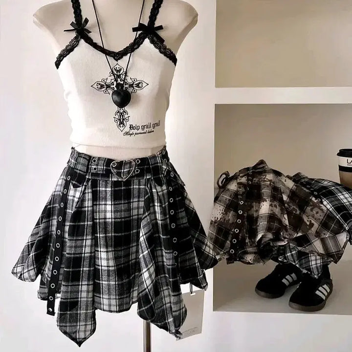 [BUNJANG] Checked Skirt with Heart Detail / [3컬러] 체크스커트 하트 체크치마 치마바지 아이돌치마 레드 블랙 브라운