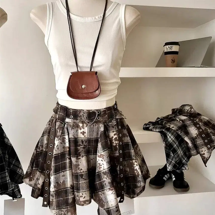 [BUNJANG] Checked Skirt with Heart Detail / [3컬러] 체크스커트 하트 체크치마 치마바지 아이돌치마 레드 블랙 브라운