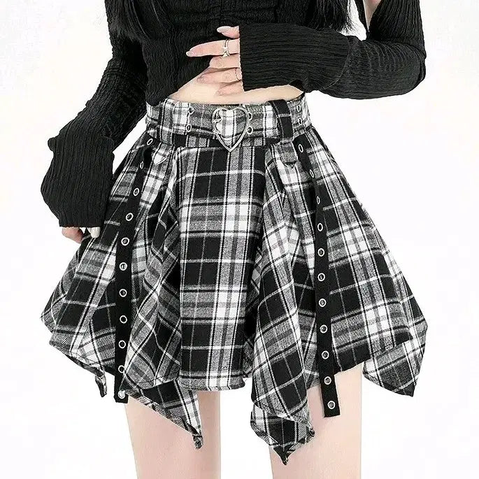 [BUNJANG] Checked Skirt with Heart Detail / [3컬러] 체크스커트 하트 체크치마 치마바지 아이돌치마 레드 블랙 브라운