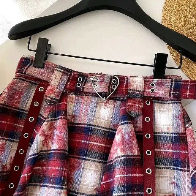 [BUNJANG] Checked Skirt with Heart Detail / [3컬러] 체크스커트 하트 체크치마 치마바지 아이돌치마 레드 블랙 브라운