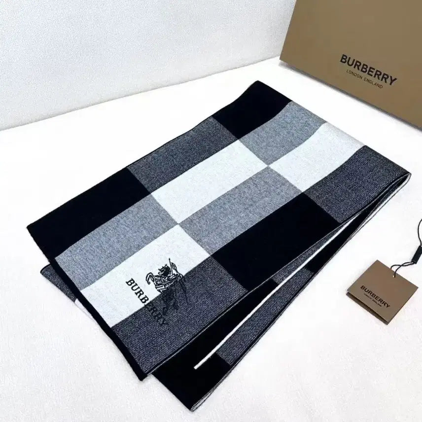 [BUNJANG] Burberry Black and White Check Muffler / 버버리 블랙 앤 화이트 체크 머플러