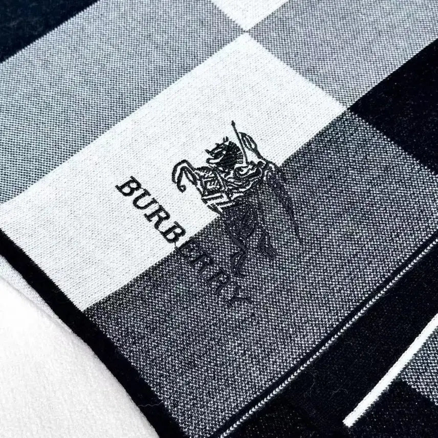 [BUNJANG] Burberry Black and White Check Muffler / 버버리 블랙 앤 화이트 체크 머플러