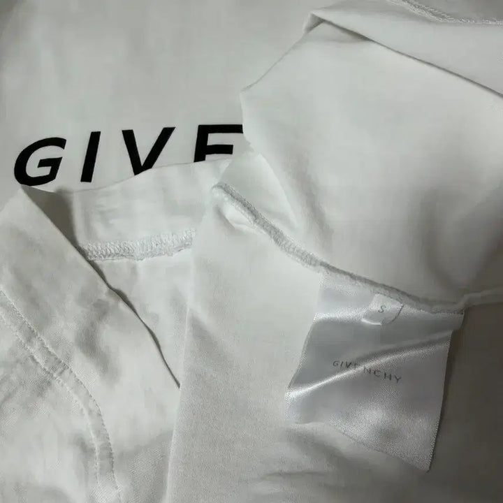 [BUNJANG] Givenchy T-shirt / 지방시 반팔티