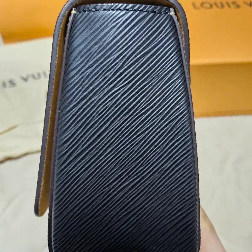 [BUNJANG] Louis Vuitton Twist MM Built-in Chip Shoulder Bag / 루이비통 트위스트 mm 숄더백 내장칩