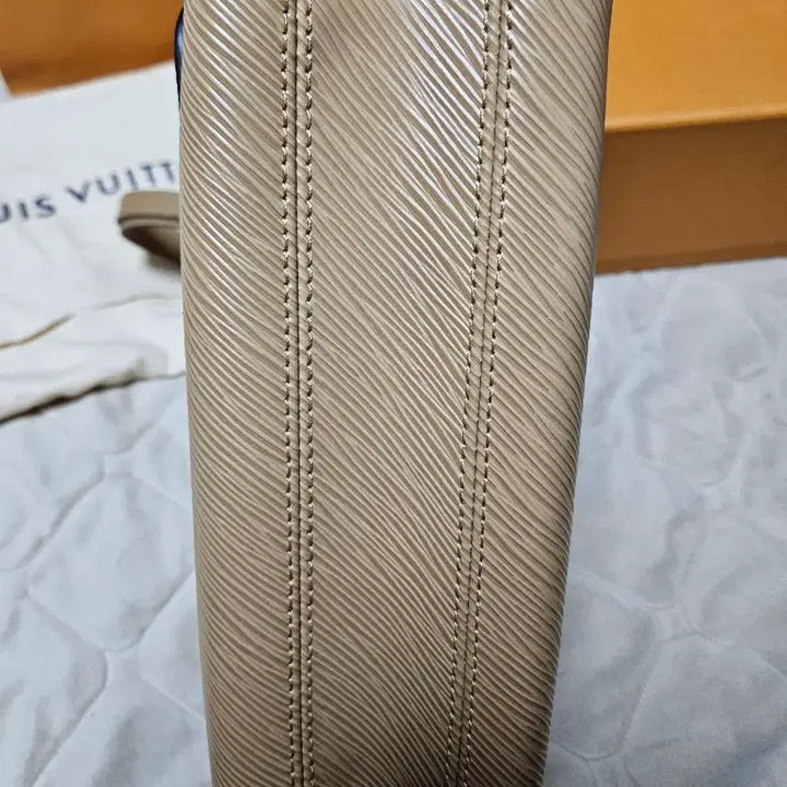 [BUNJANG] Louis Vuitton Twist MM Built-in Chip Shoulder Bag / 루이비통 트위스트 mm 숄더백 내장칩