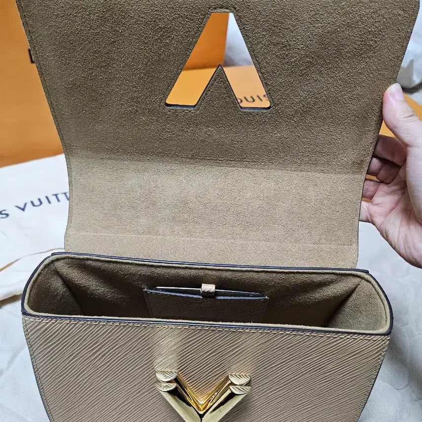 [BUNJANG] Louis Vuitton Twist MM Built-in Chip Shoulder Bag / 루이비통 트위스트 mm 숄더백 내장칩