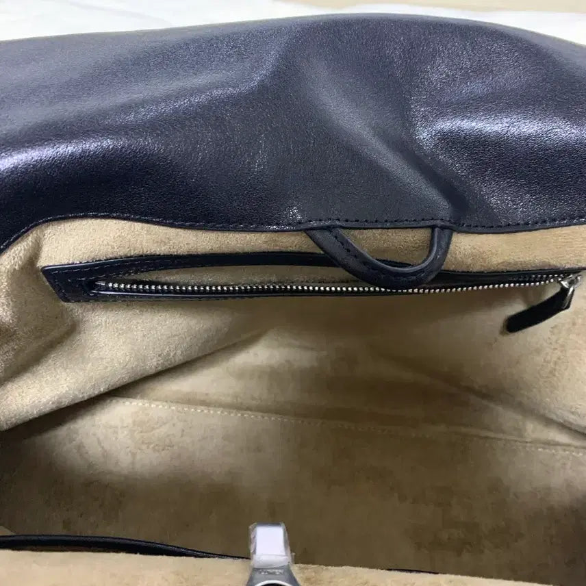 [SOLD OUT] 아뜰리에 드 루멘 소가죽 블랙숄더백 판매