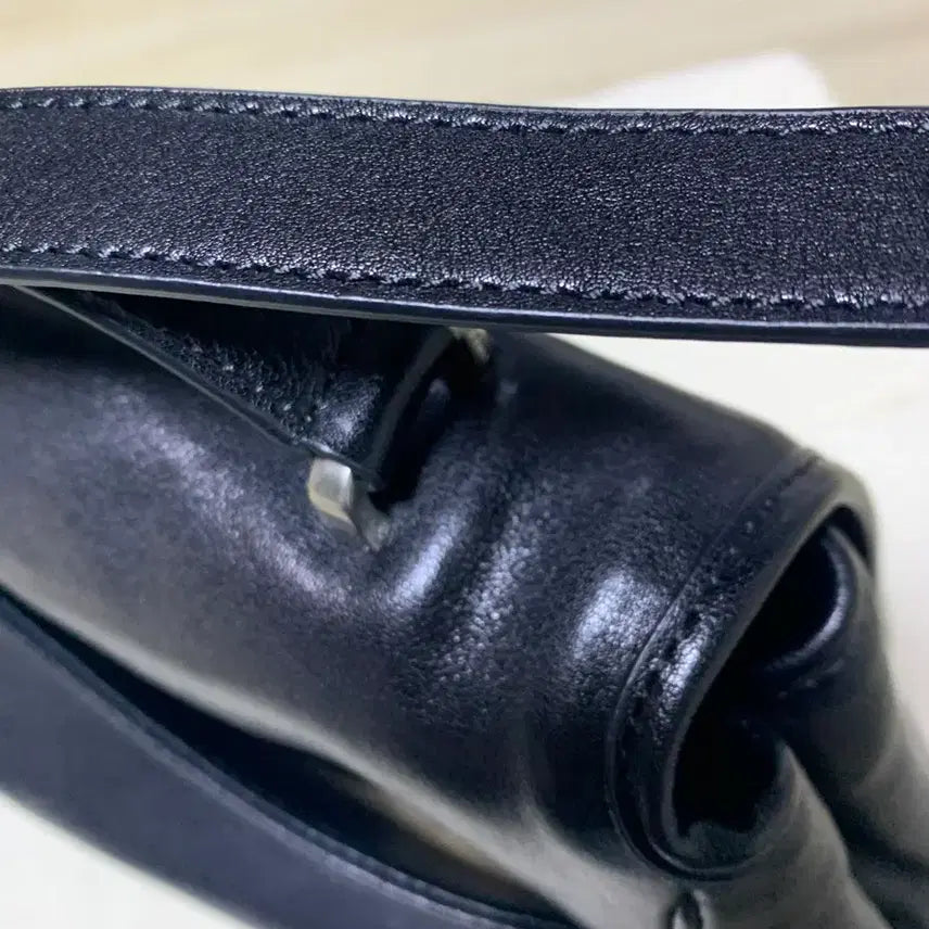 [SOLD OUT] 아뜰리에 드 루멘 소가죽 블랙숄더백 판매