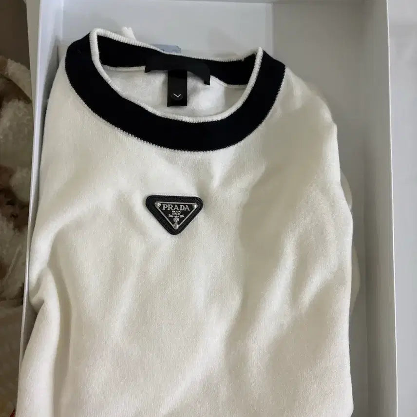[BUNJANG] Prada Triangle Logo Knit White Full Package / 프라다 트라이앵글 로고 니트 화이트 풀박스 새상품