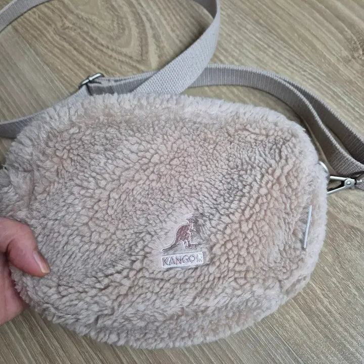 [BUNJANG] Kangol Crossbody Bag / 캉골 뽀글이 크로스백