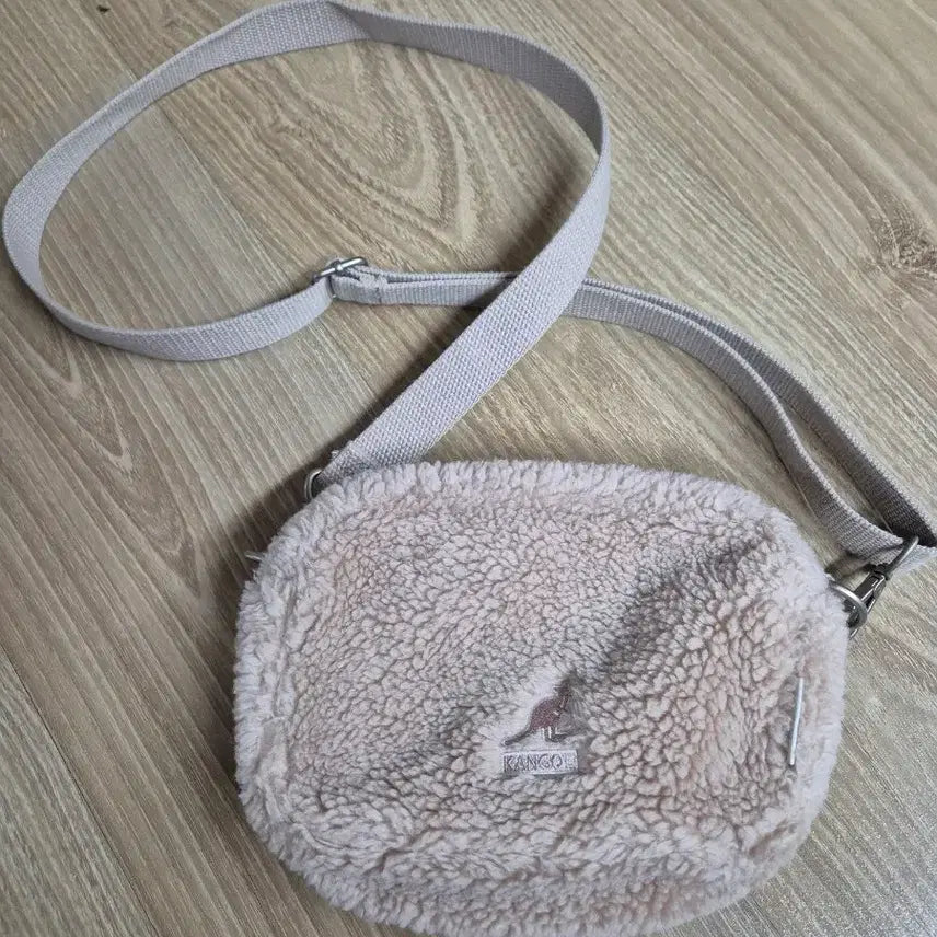 [BUNJANG] Kangol Crossbody Bag / 캉골 뽀글이 크로스백