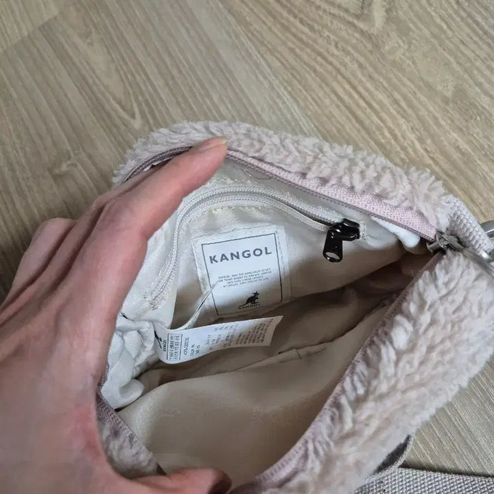 [BUNJANG] Kangol Crossbody Bag / 캉골 뽀글이 크로스백